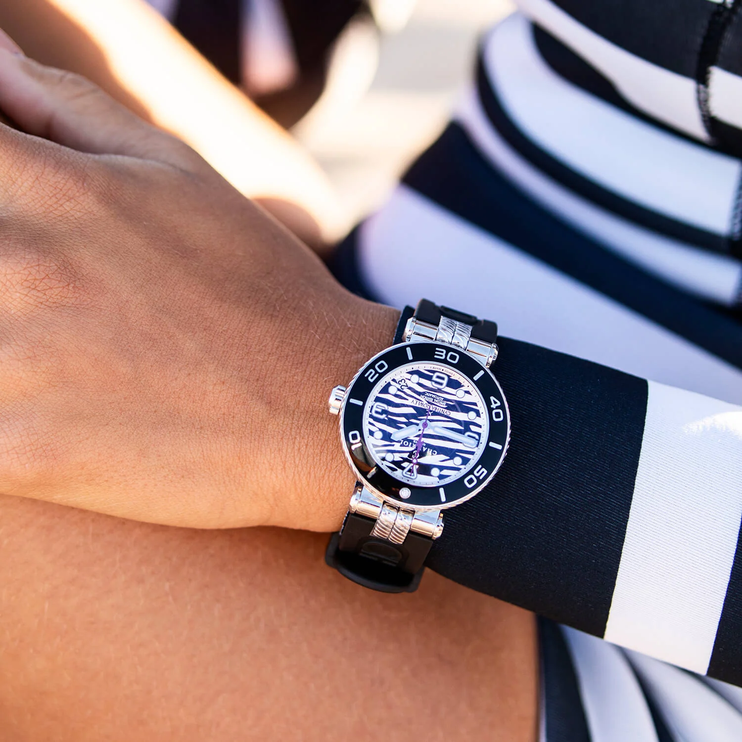 NAVIGATOR SURF, 36MM, AUTOMATIC CALIBRE, SHARK DETERRENT DIAL, BLACK WITH 1 DIAMOND BEZEL, BLACK RUBBER INTERCHANGEABLE BRACELET, SPECIAL EDITION X CYNTHIA ROWLEY - Image 4